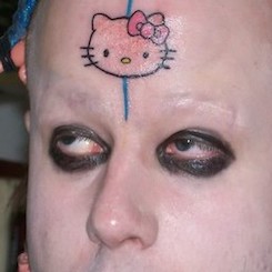 bizár tetování na čele